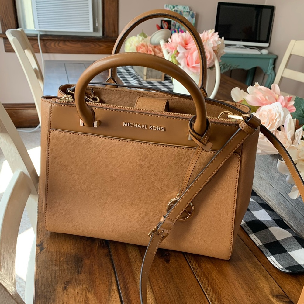 Micheal kors tan purse